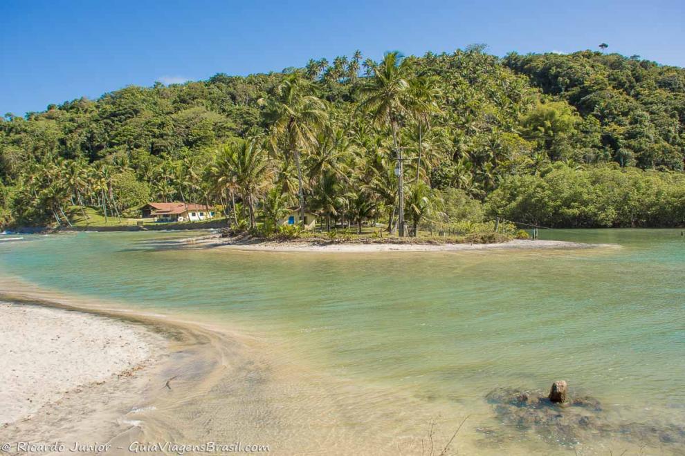 Imagem de um pequeno banco de areia no meio da piscina natural da Praia de Jeribucaçu.